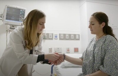 Кодирование Аквилонг в Сосновом Бору Врач держит пациентку за руку